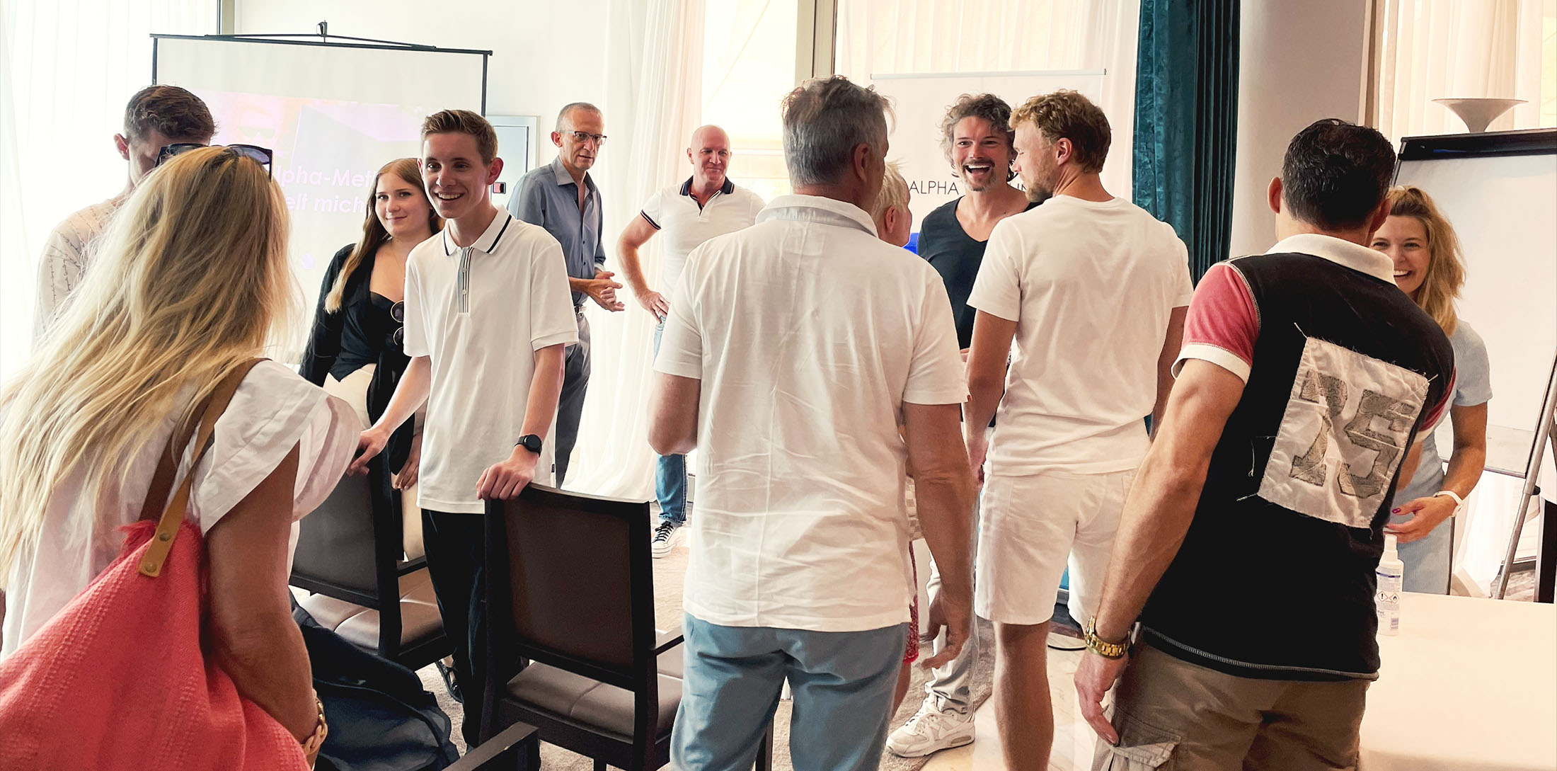 Menschen begrüßen sich beim Alpha Cooling Event und haben Spaß